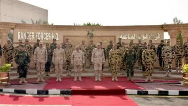 وزير الدفاع يلتقى عددًا من مقاتلى قوات الصاعقة والمظلات