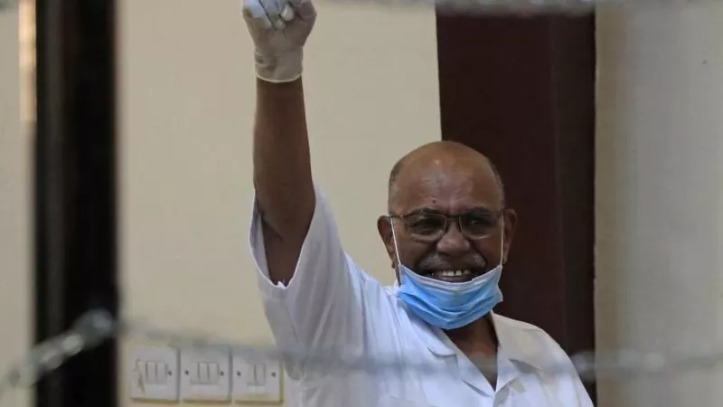 مصير عمر البشير يواجه الغموض.. شائعات الهروب تُطارده والدعم السريع يزعم نقله إلى ولاية نهر النيل