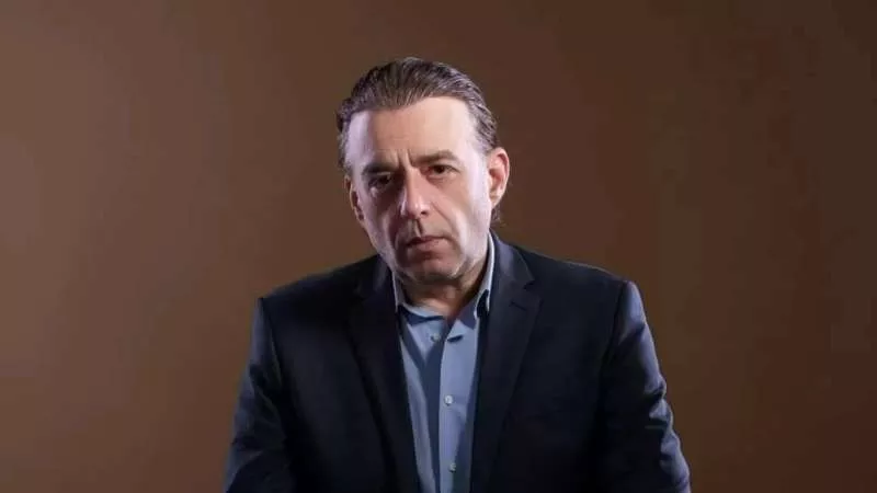 روسية مسلمة.. الموسيقار خالد حماد يتصدر التريند بعد وفاة والدته