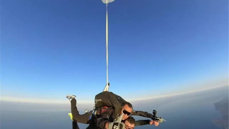 عماد متعب أثناء اسكاي دايفينج مع أولاده