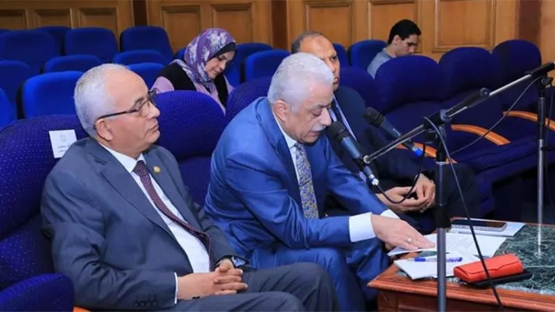 شبح طارق شوقي يطارد رضا حجازي .. ومصادر : هذا الملف قد يطيح بـ”وزير التربية والتعليم ”