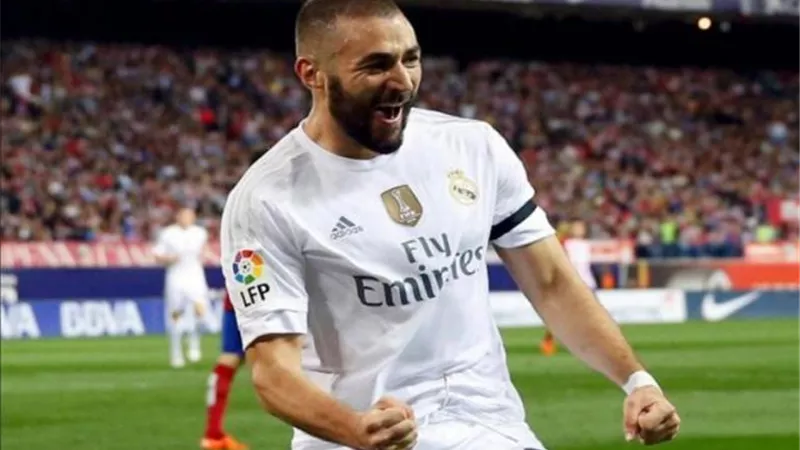 رقم جديد ينتظر بنزيما مع ريال مدريد أمام مونشنجلادباخ في دوري ابطال اوروبا