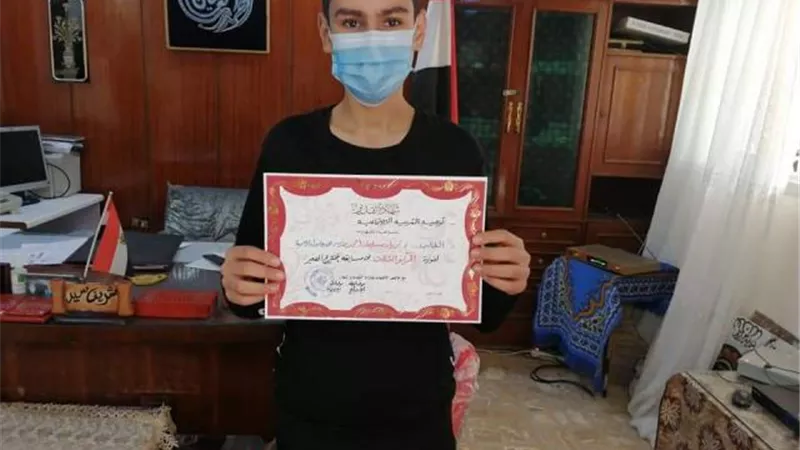 شاهد.. تكريم طالب ثانوي اخترع خلايا شمسية حديثة