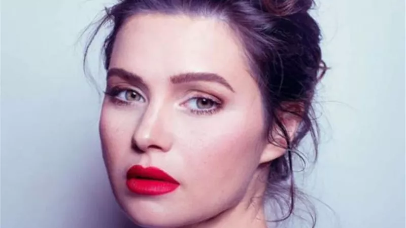 شاهد.. يسرا اللوزي تستعرض حملها بإطلالة فاضحة شبه عارية !