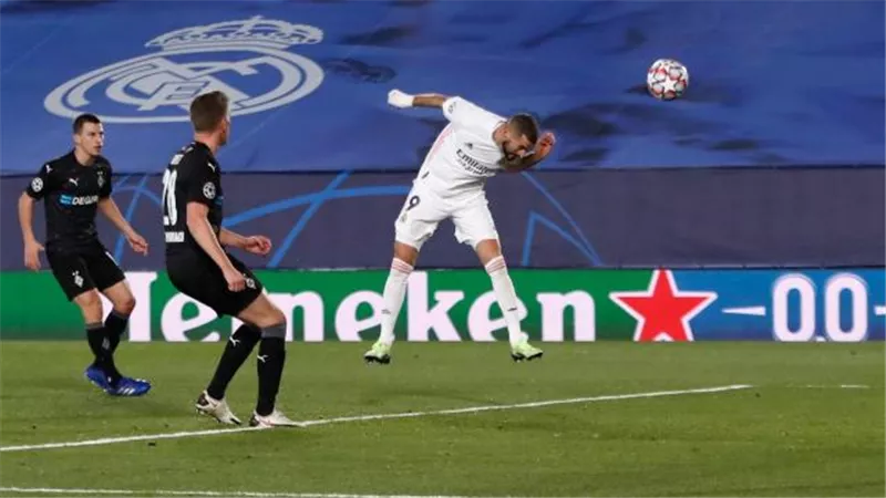 بنزيما يقود ريال مدريد للتأهل لدور الـ16 بدوري الأبطال رفقة مونشنجلادباخ
