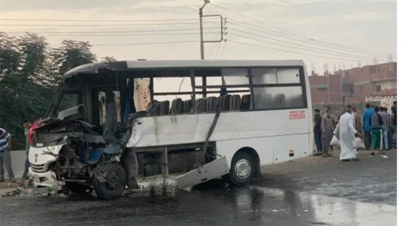 مصرع شابة وإصابة 22 شخص بحادث تصادم أتوبيس وسيارة نقل في طريق شبين الكوم