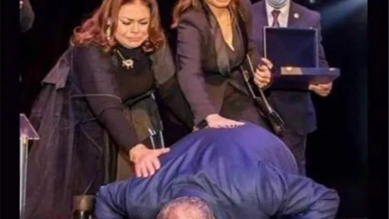 شاهد.. أشرف زكي يشعل الوسط الفني بسجوده وبكاء شقيقته على المسرح