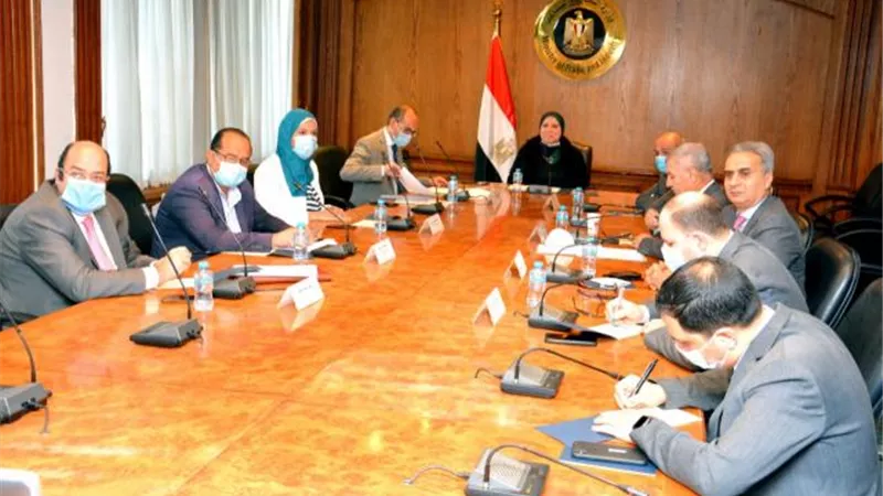 وزيرة التجارة والصناعة ونظيرها الروسي يبحثان تعزيز التعاون الاقتصادى المشترك بين البلدين