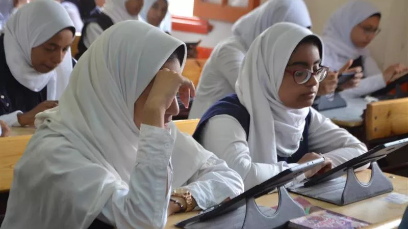 حذف أجزاء من المناهج الدراسية يثير الجدل.. والتعليم ترد