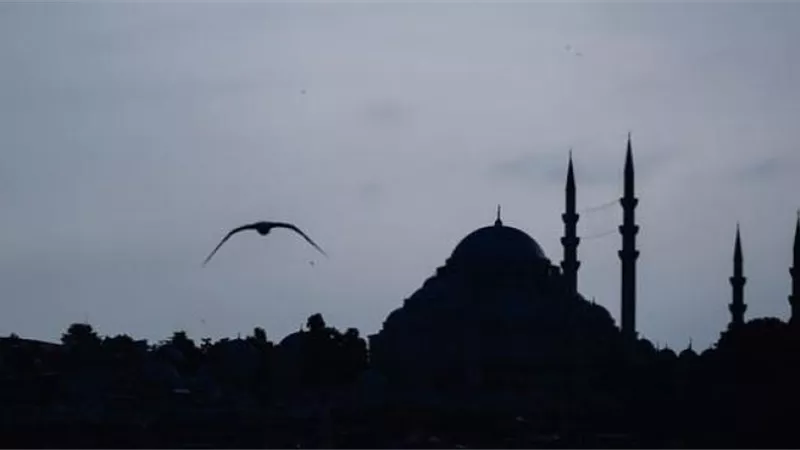 موعد أذان الفجر والسحور 25 رمضان 2024 ليلة الخامس والعشرين