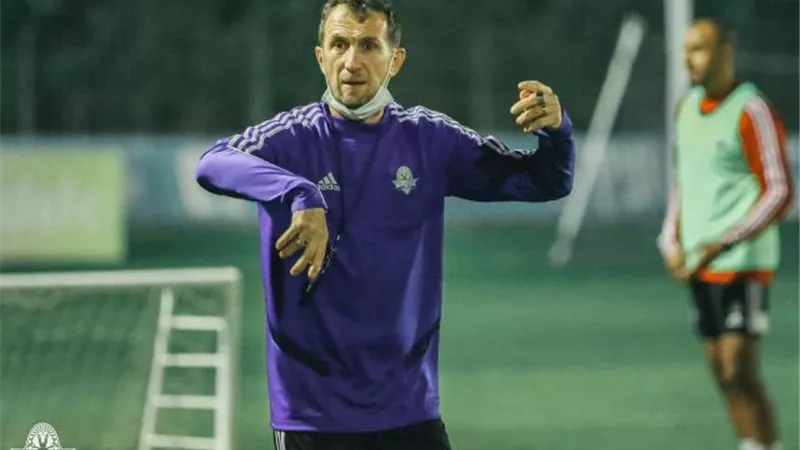 منتخب الأمارات يهدد استمرار مدرب بيراميدز الجديد مع الفريق