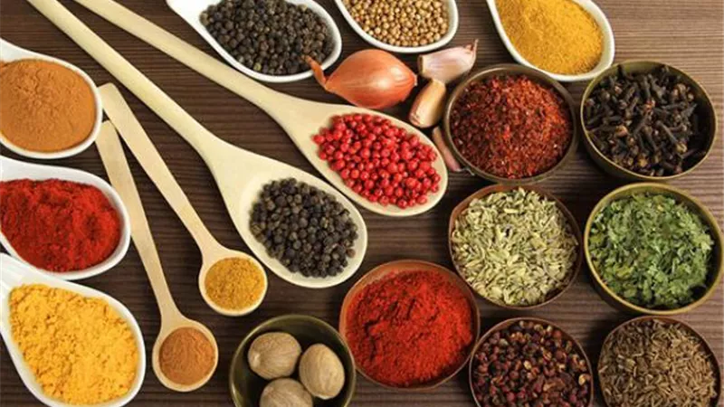 بسبب عدم توافر أمصال ضد كورونا.. رواج تجارة العطارة والأعشاب لتحسين المناعة في غزة