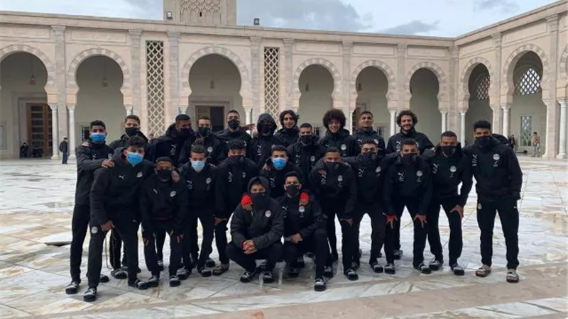 منتخب الشباب يؤدى صلاة الجمعة بمسجد مالك بن أنس بقرطاج (صور)