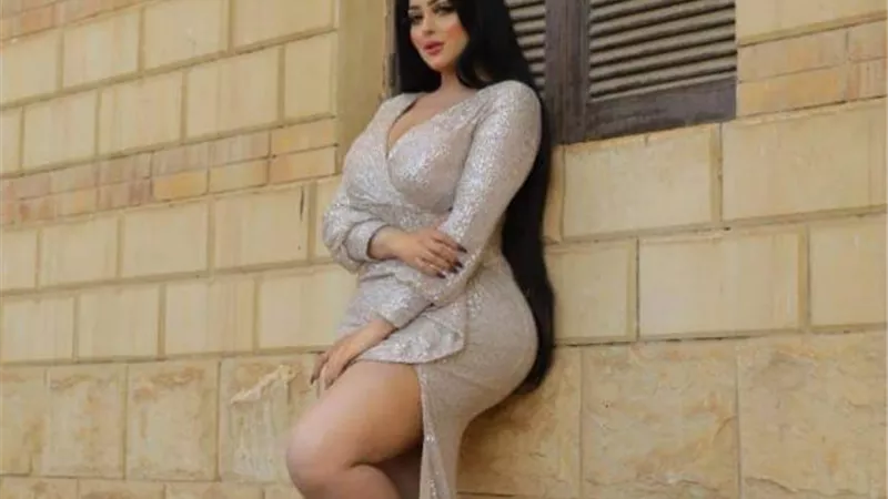 سلمى الشيمي بفستان فضي مثير: بتلوموني على ايه (صور)