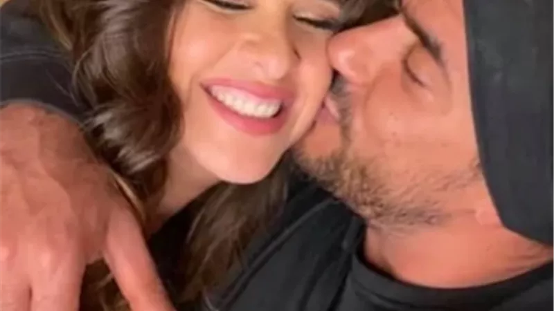 ياسمين عبد العزيز تحتفل بعيد ميلاد زوجها بقبلة رومانسية