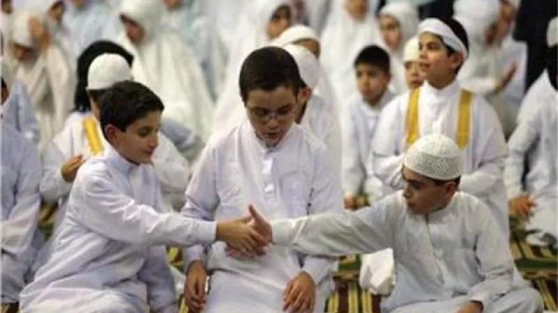 3 أمور تثير الجدل حول حكم المصافحة عقب الصلاة.. تعرف عليها