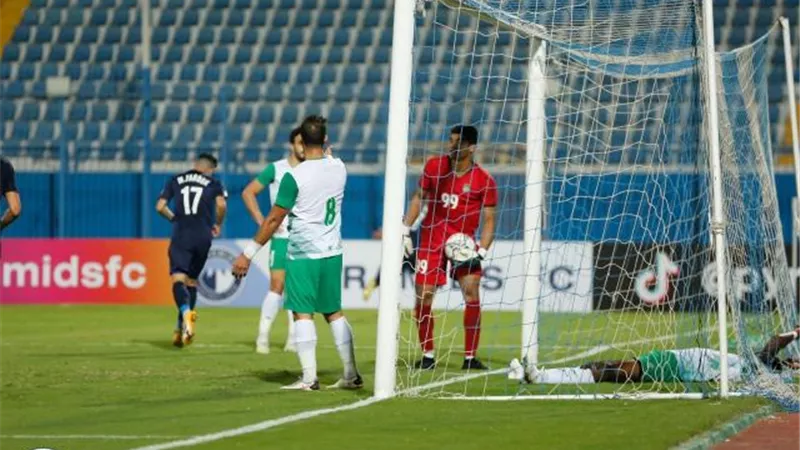 حارس الزمالك يمنع عبد الله السعيد من تخطي رقم الخطيب