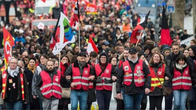باريس على صفيح ساخن.. أعمال شغب عنيفة واشتباكات بين المتظاهرين والشرطة