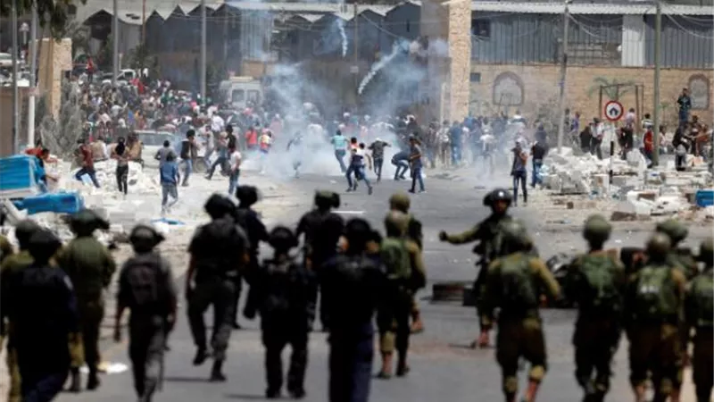 اندلاع مواجهات عنيفة بين الفلسطينيين وقوات الاحتلال وسط الخليل