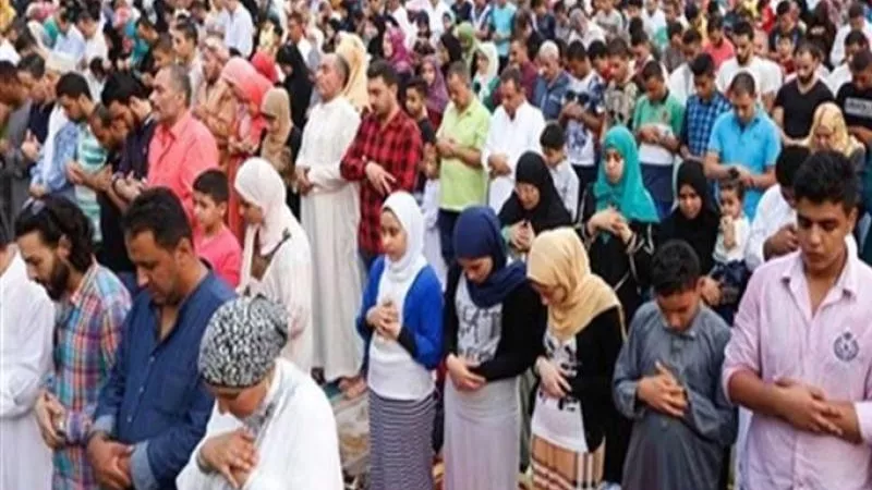«الأزهر» يوضح حكم صلاة الرجال بـ جوار النساء في صلاة العيد