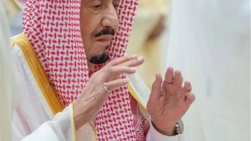 بالصور.. ملك السعودية يؤدي صلاة عيد الفطر بقصر السلام