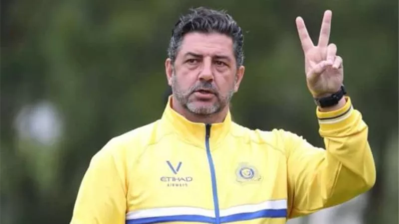 تقارير: الشرط الجزائي يؤخر إقالة البرتغالي فيتوريا من تدريب النصر السعودي