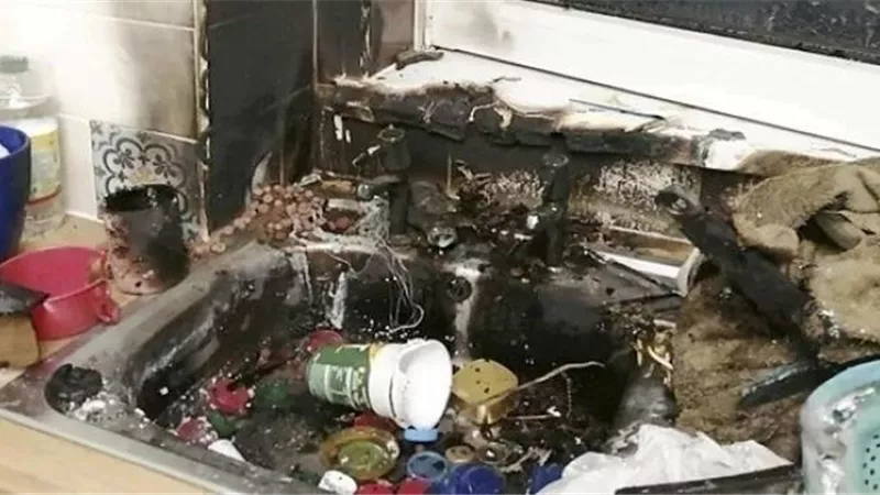 نجاة أم وابنتها بإعجوبة من الموت بعد انفجار قنبلة في المطبخ