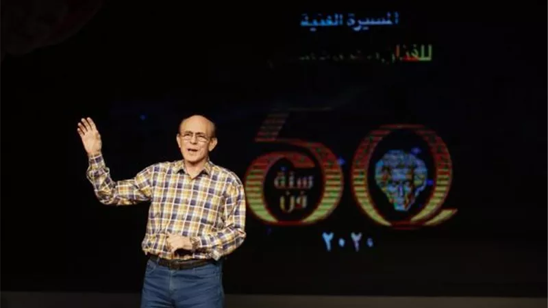 محمد صبحي يجري البروفات النهائية لاحتفال ”50 سنة فن” (صور)