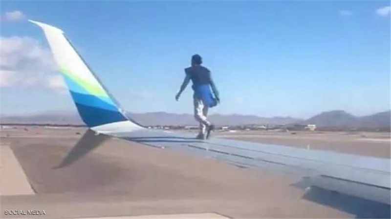 إيقاف رحلة جوية بسبب صعود مسافر علي جناح الطائرة