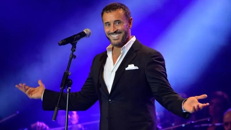 بعد إعلان موعد حفله الجديد في دبي.. مواقف أحرجت كاظم الساهر مع المعجبات في الحفلات