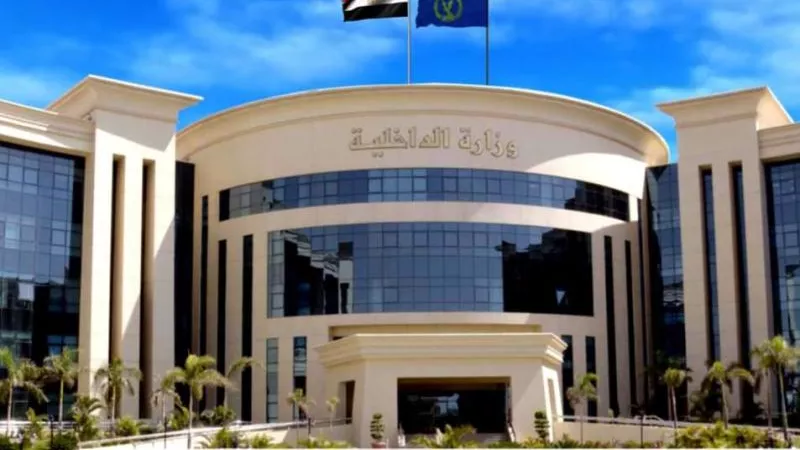 الداخلية تقرر إنهاء خدمة أمين شرطة لتجاوزه مع سائح
