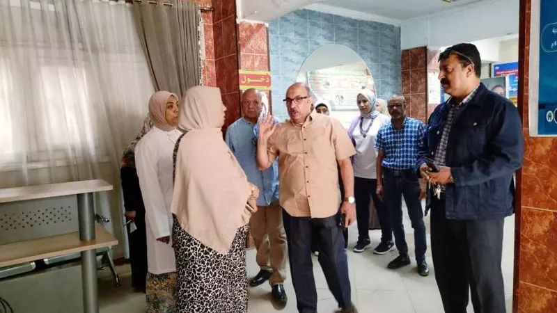 اطمأن على توافر المستلزمات الطبية.. وكيل وزارة الصحة بأسيوط يفاجئ العاملين بالمركز الطبي بالوليدية
