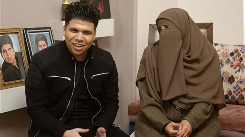 قالت له : مش عايزاك تموت وأنت بتغني.. عمر كمال يعتزل الغناء بأوامر والدته المنتقبة