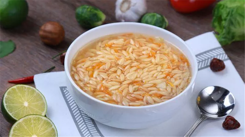 بالكرفس والزعتر.. أسهل طريقة لعمل شوربة لسان عصفور