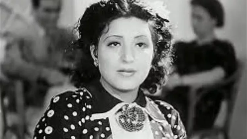 تزوجت سرًا من سياسي مرموق.. اعتزلت الفن بسبب المرض.. لها قصة مثيرة مع  يوسف وهبي.. حكايات عزيزة أمير