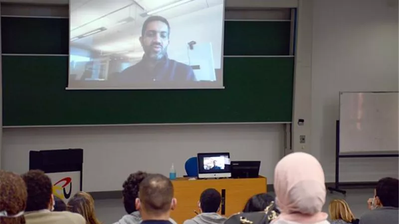 بالصور .. رئيس إدارة الأعمال الاستهلاكية الأمريكية ببنك جولدمان ساكس يلقى محاضرة بالجامعة الألمانية بالقاهرة