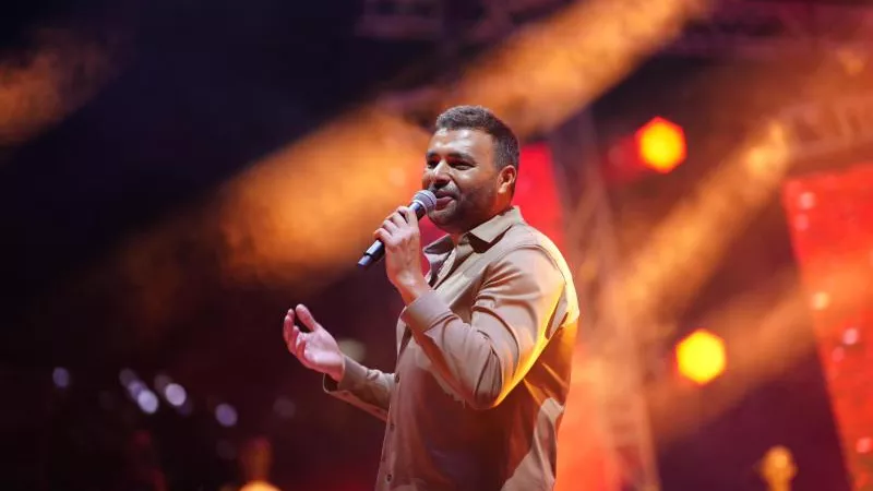 رامي صبري يتألق في حفل الكويت ويرفع شعار كامل العدد (صور)