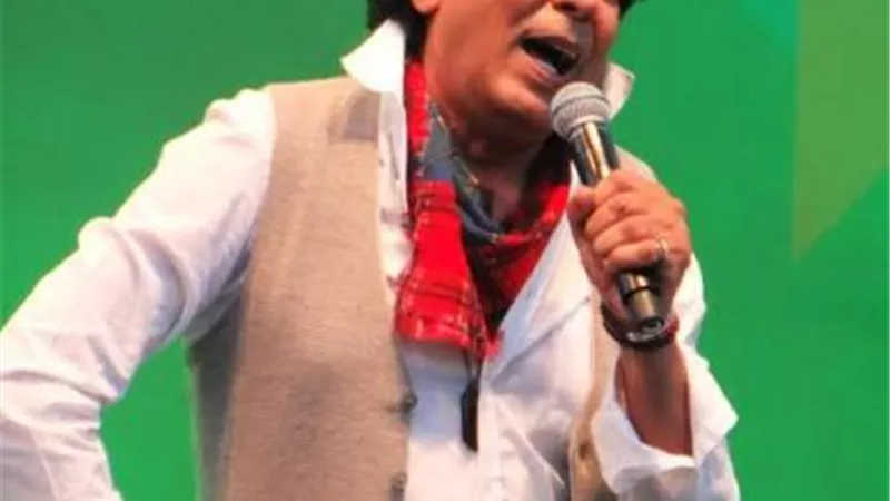 أحزان الكينج محمد منير..  حالته حرجة في المستشفي.. لقب بـ”أشهر عازب في مصر”.. دخل في حزن عميق بعد موت ابن عمه.. له حكايات  مثيرة مع مبارك