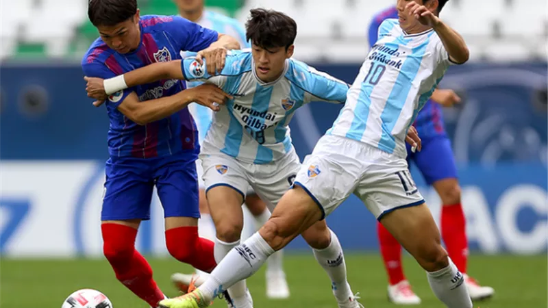 يون بيت جارام لاعب أولسان هيونداي يتوج بجائزة أفضل لاعب في دوري أبطال آسيا