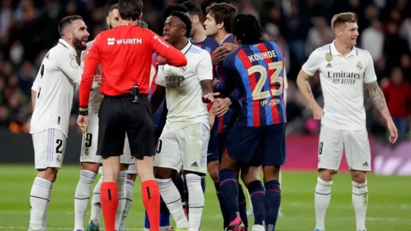 ريال مدريد وبرشلونة.. الريال يتعادل مع البارسا 1-1 في الشوط الأول بالدوري الإسباني
