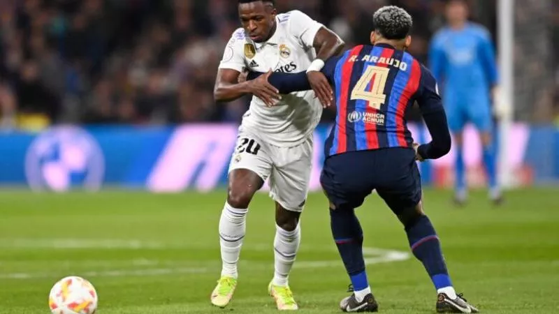 ريال مدريد وبرشلونة.. 60 دقيقة والتعادل سيد الموقف بين البارسا والريال بنتيجة 1-1