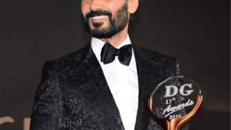 خالد النبوي يهدي جائزة أفضل ممثل سينما لروح محمود ياسين