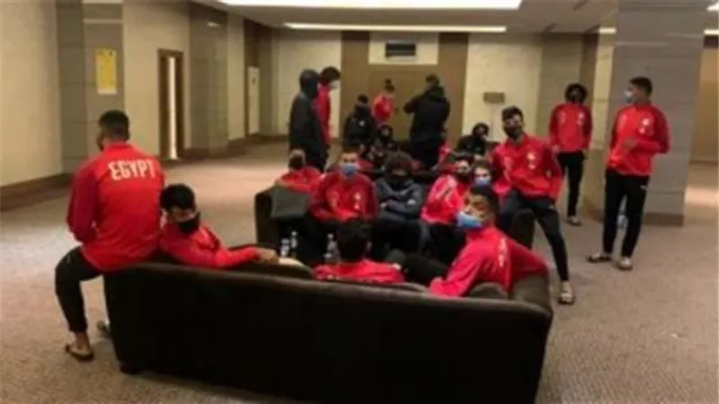 منتخب الشباب يصل مطار القاهرة بعد رحلة تونس ”المشؤمة”