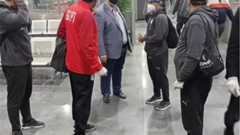وليد العطار في استقبال بعثة منتخب الشباب بمطار القاهرة
