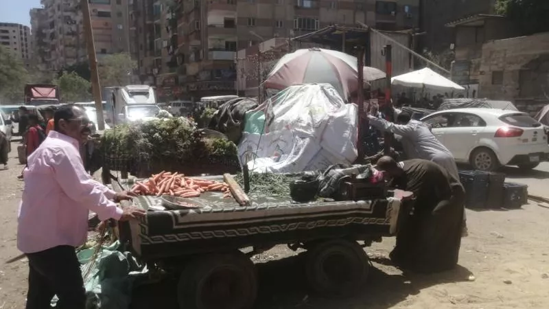 بالصور.. إزالة سوق عشوائي للباعة الجائلين ببولاق الدكرور