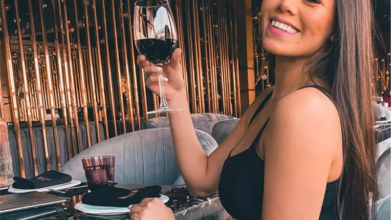 بفستان أسود مكشوف ..الراقصة لوردينا تثير الجدل من جديد