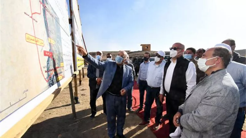 بتكلفة 600 مليون جنيه .. وزير الإسكان يتفقد مشروع إنشاء الطريق الإقليمى الشرقى بأسوان