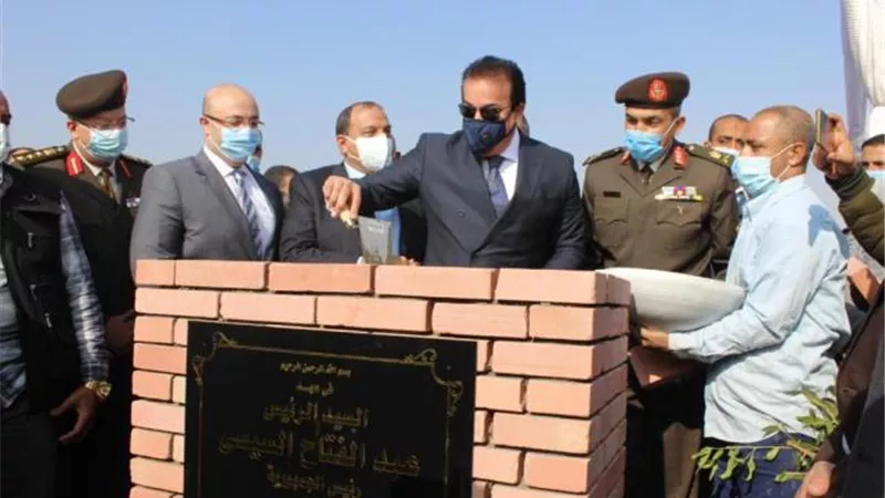 بالصور .. وزير التعليم العالي يضع حجر الأساس للجامعة الأهلية ببني سويف