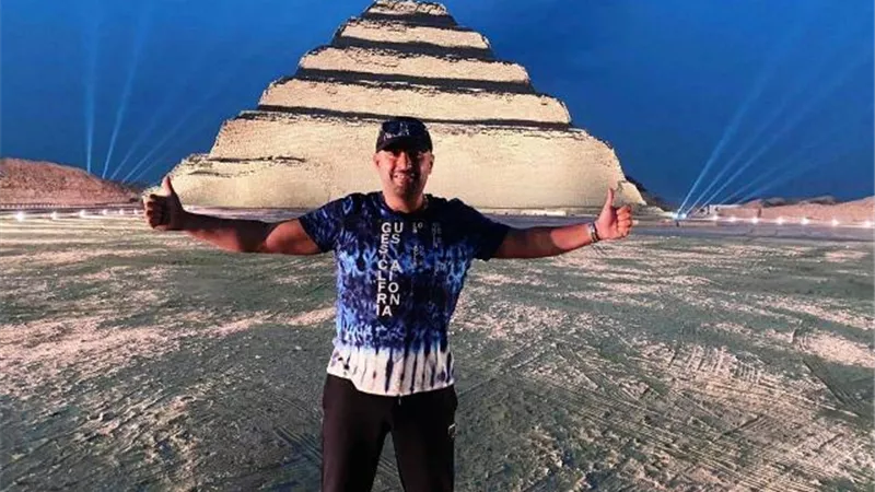 أحمد السقا يروج للسياحة من أهرامات الجيزة: سبعة الآف سنة جدعنة ورجولة