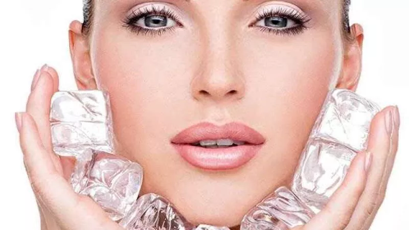 منها الشاي الأخضر.. 4 أنواع مكعبات ثلج لتثبيت المكياج خلال الصيف
